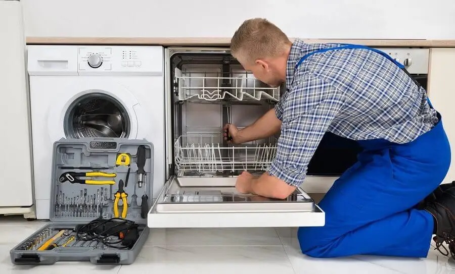 Elmadağ İmmergas servisi teknisyen ekibi beyaz eşya tamiri yaparken